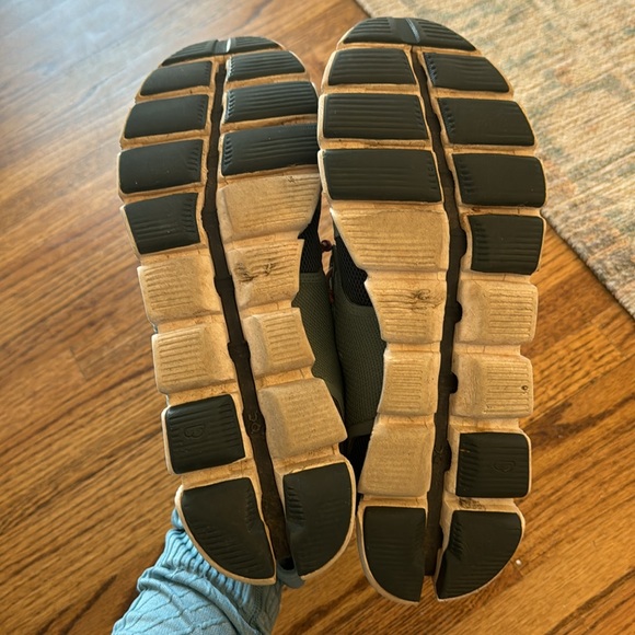 On cloud women’s size 9 with new laces - Picture 5 of 5